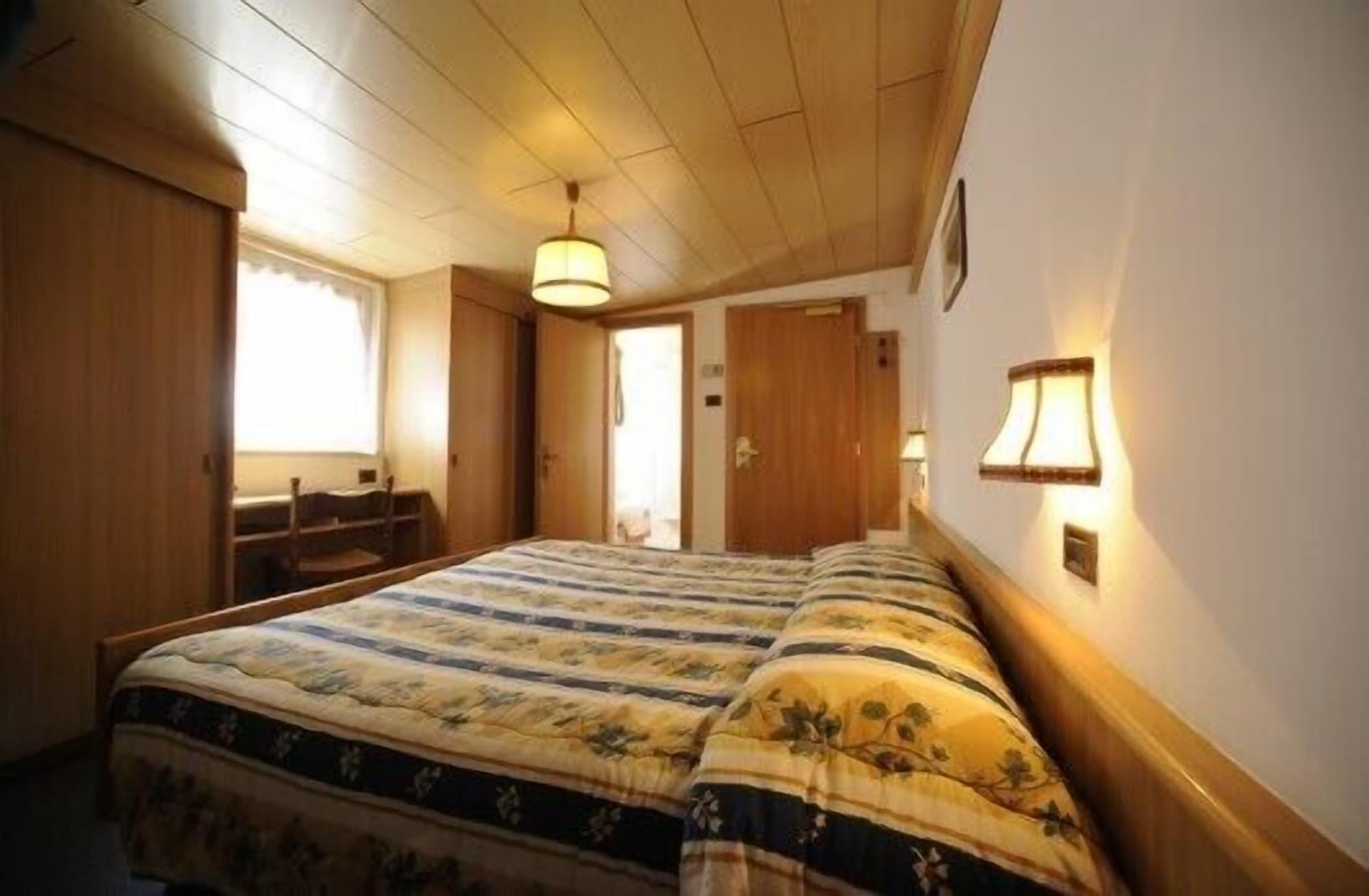 Hotel Arnika Pozza di Fassa Zewnętrze zdjęcie